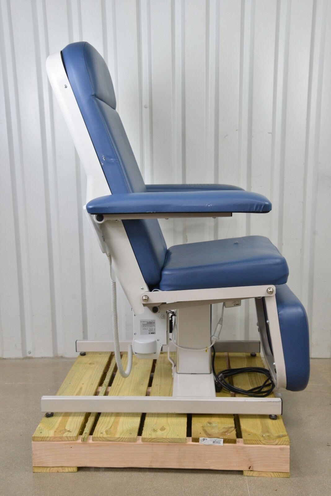 https://www.rhinotradellc.com/wp-content/uploads/imported/0/Clinton-Industries-Model-6810-Phlebotomy-Recliner-Series-Hi-Lo-Chair-wRemote-266236984690-5.jpg