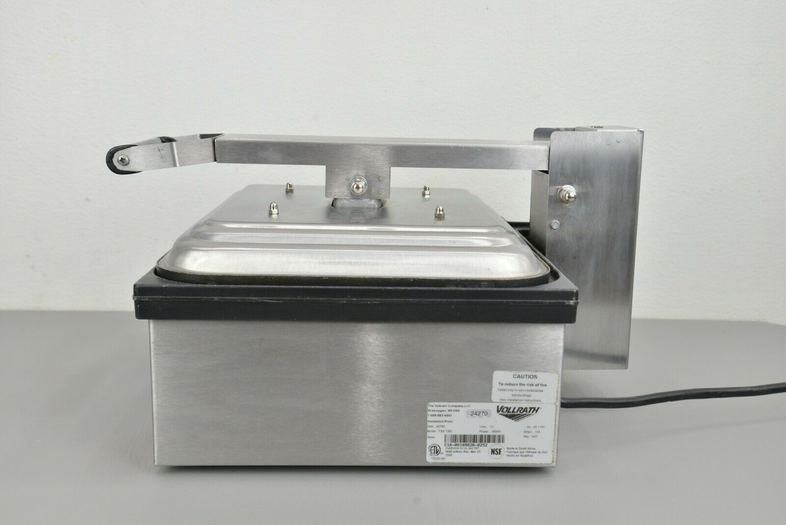 Vollrath 40793 Cayenne Super Size Single Panini Sandwich Press with Smooth  Aluminum Plates - 17 7/16 x 15 5/8 Cooking Surface - 120V, 1800W