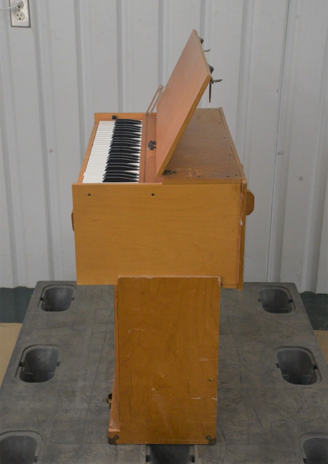 Foot store pump harmonium